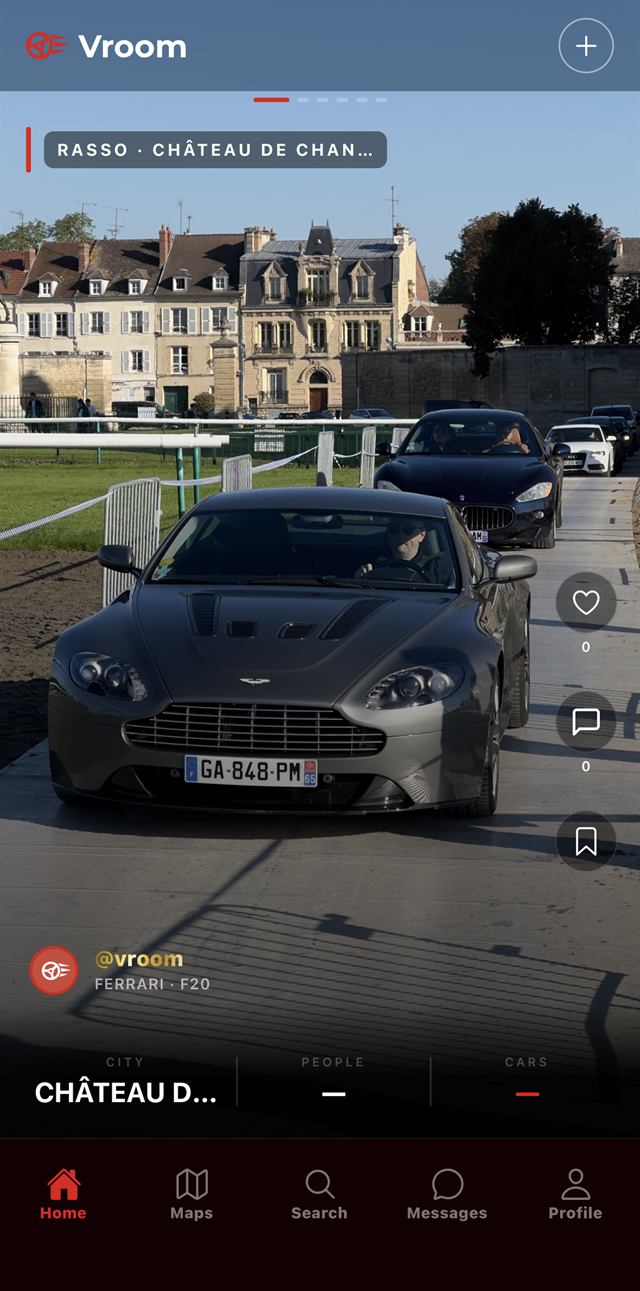 Une Aston Martin grise devant un château, publiée dans le fil Vroom avec les repères du rassemblement.