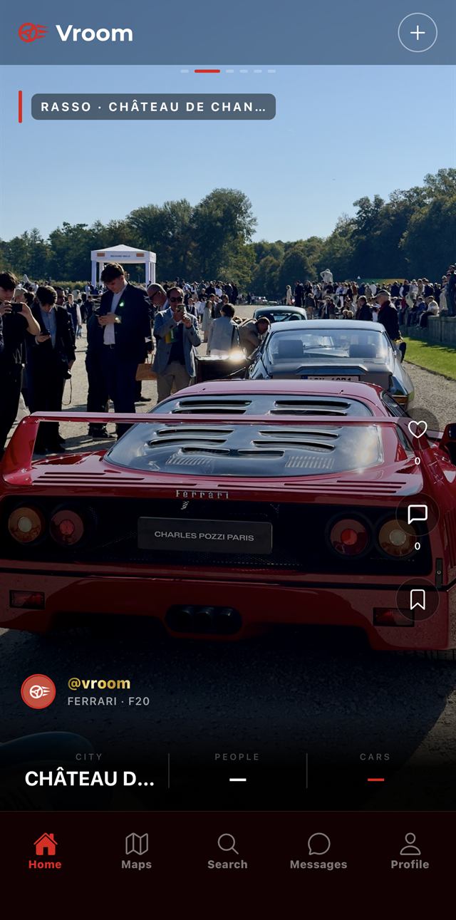 Même rassemblement, troisième photo : une Ferrari F40 rouge vue de dos.