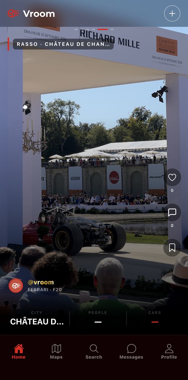 Même rassemblement, seconde photo : des monoplaces exposées sous le chapiteau.